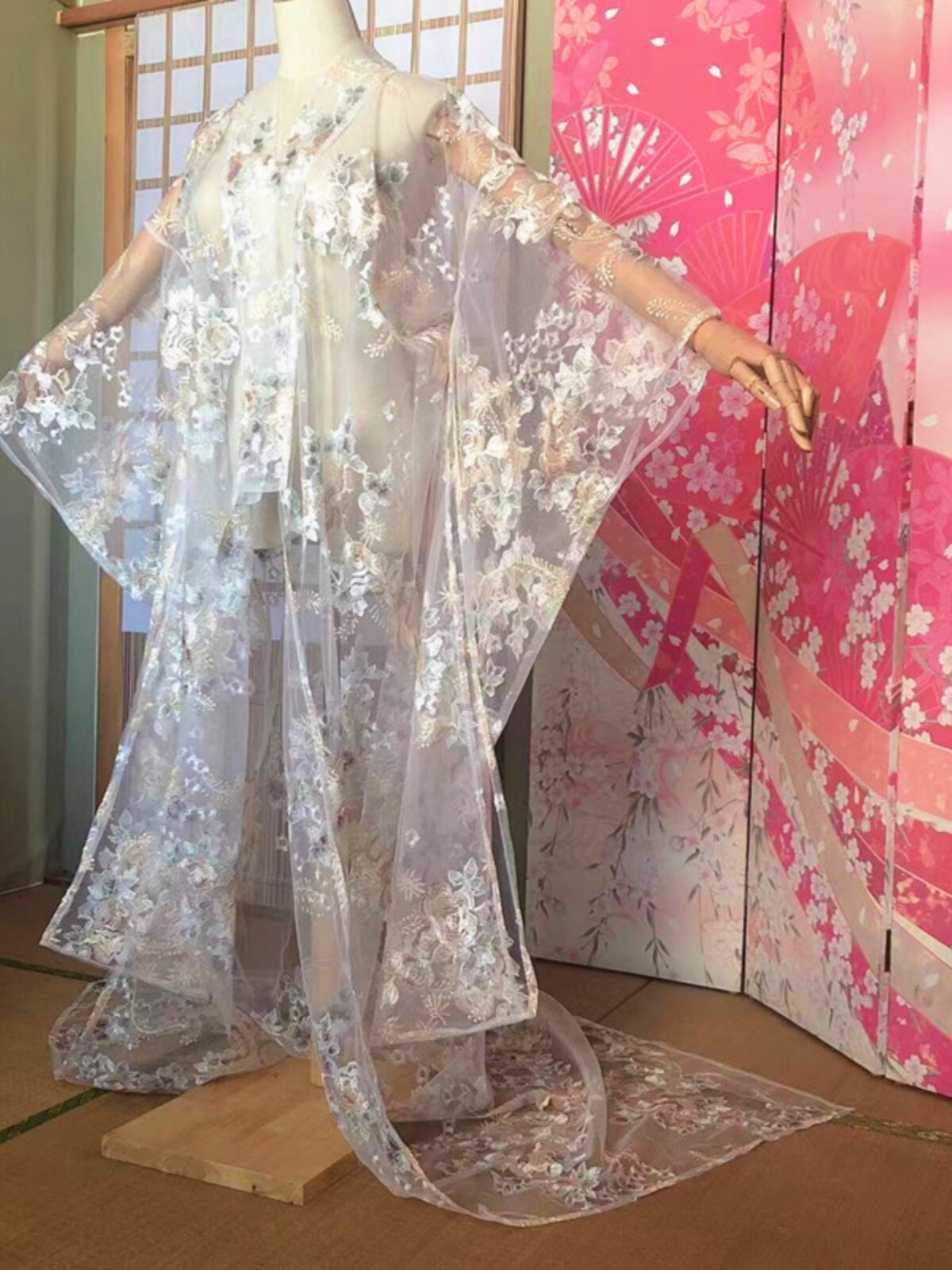 Kimono Sheer Floral - ชุดกิโมโนสไตล์ญี่ปุ่น ปักลายดอกไม้โปร่งบาง ชายยาวลากพื้น ชุดคอสเพลย์สำหรับถ่ายภาพ